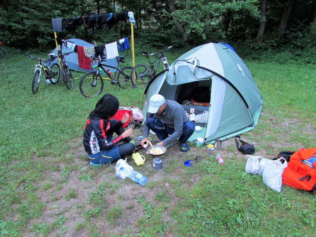 Doručak na Sopotnici, ispred šatora
