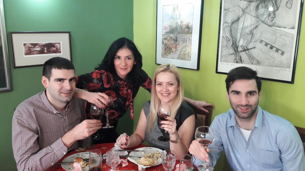 Okupljeni za tradicionalnom Božićnom trpezom: Ko će dobiti paricu iz česnice?