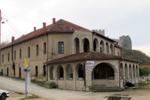 Kafana u Ramu "Kod tvrđave": na brežuljku iznad je Ramska tvrđava