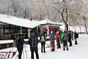 Dogovor ispred restorana Ceremošnja, sa gazdom Dragoslavom