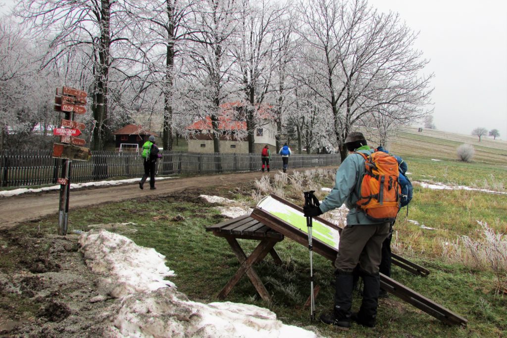 Polazak u pešačenje od planinarskog doma na Rajcu