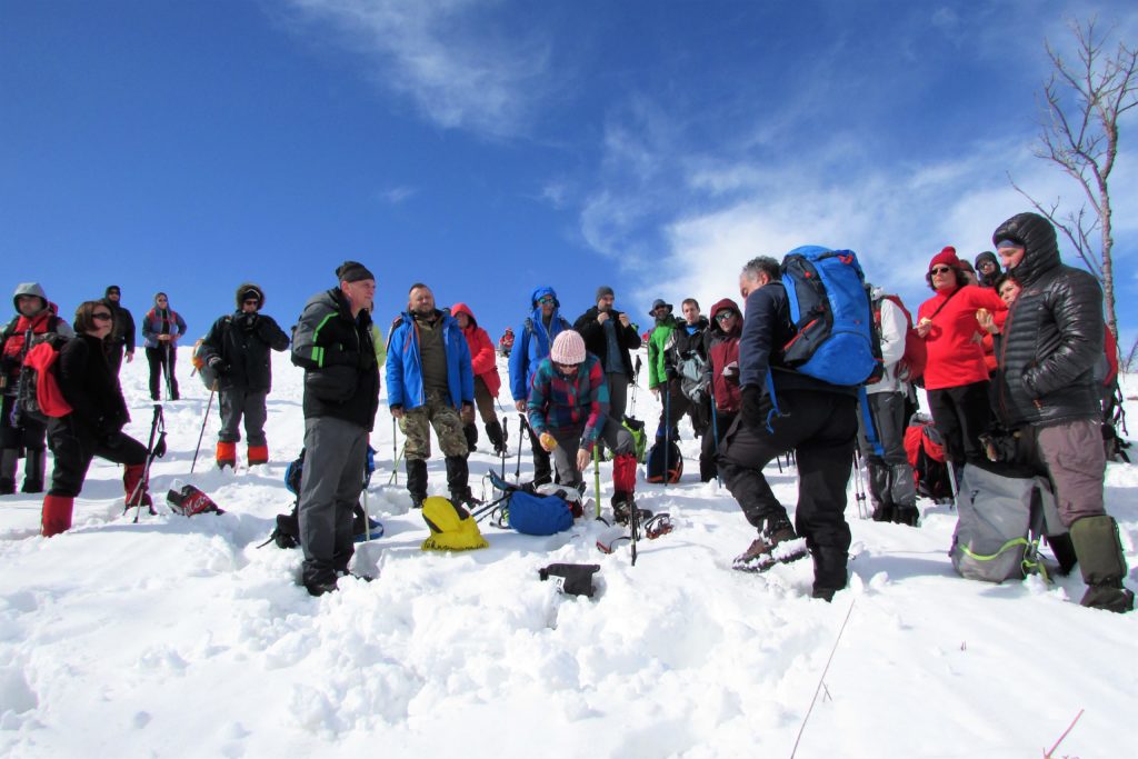 Pokazna vežba: korišćenje tehničke zimske planinarske opreme - dereza i cepina.