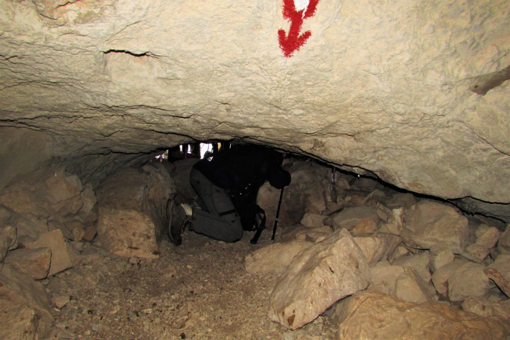 Kroz ovaj smo se pećinski otvor provlačili ne bi li izašli na drugu stranu beljaničkog brda Sokolica