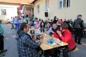 Ispred škole u Vitovnici