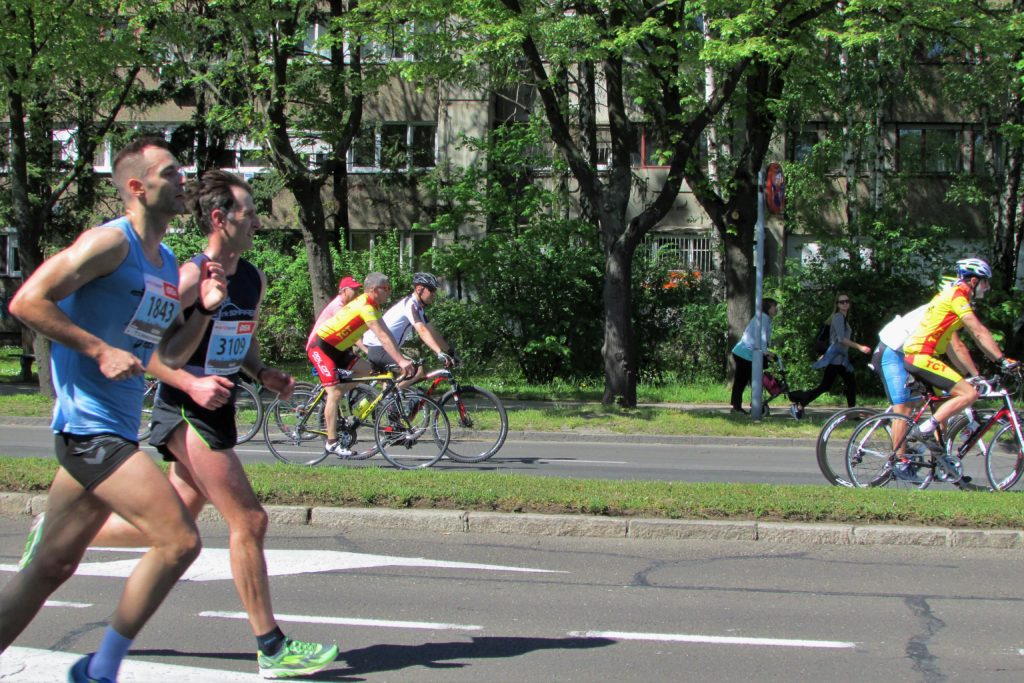 Biciklisti kao podrška maratoncima