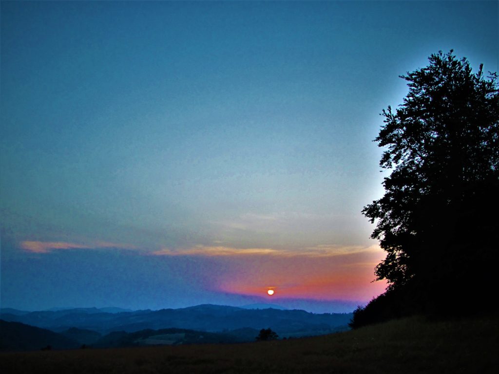Zalazak sunca nad Povlenskim planinama - sutra je novi dan