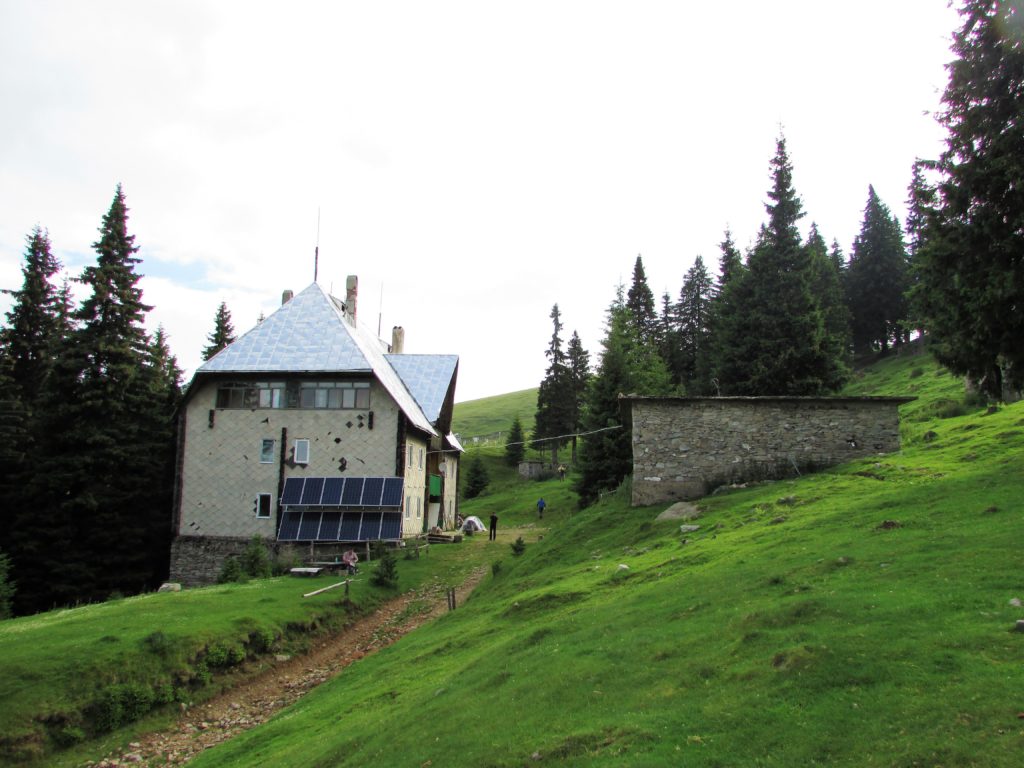 Planinarski dom Kuntu pored jezera, na 1450 mnv, iznad je izvor vode i meteo-stanica