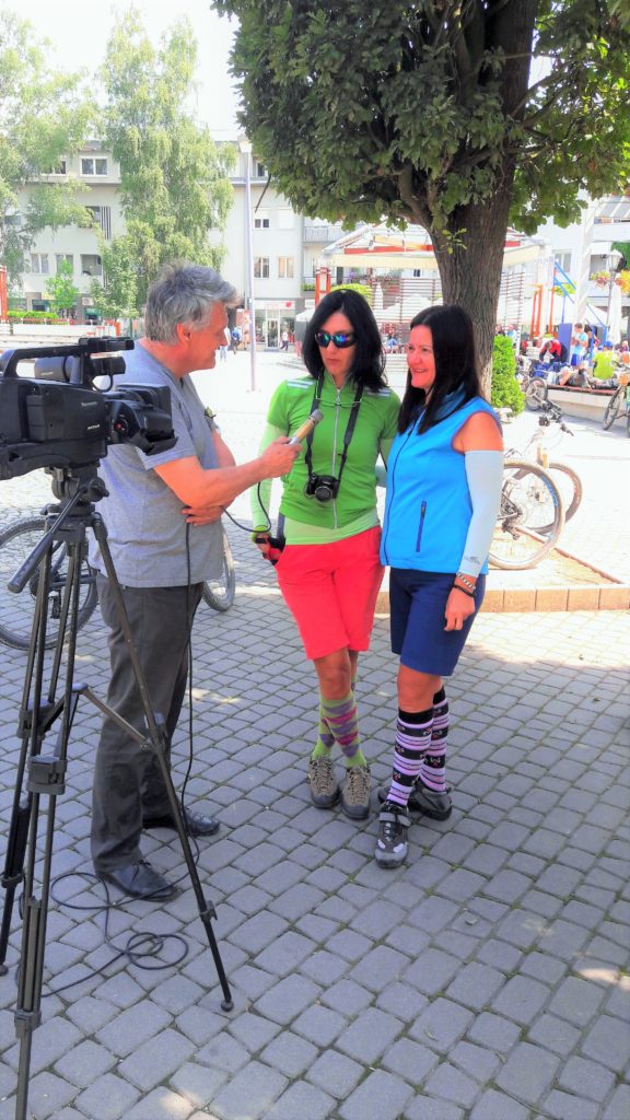Milena i ja na Trgu u Požegi pričamo o ženama u biciklizmu