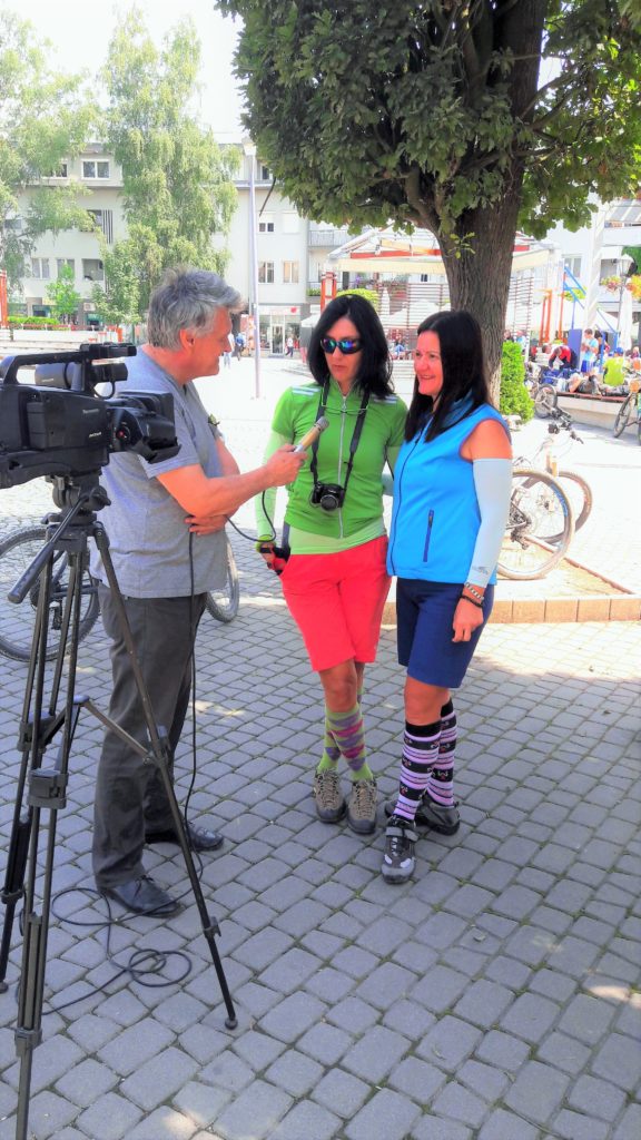 Milena i ja na Trgu u Požegi pričamo o ženama u biciklizmu