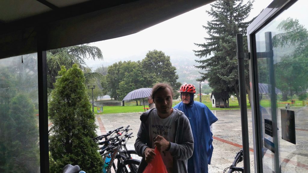 U prvom planu Ilija, dečko iz organizacije Maratona; iza Ilije je naš prijatelj iz Podgorice, Brano