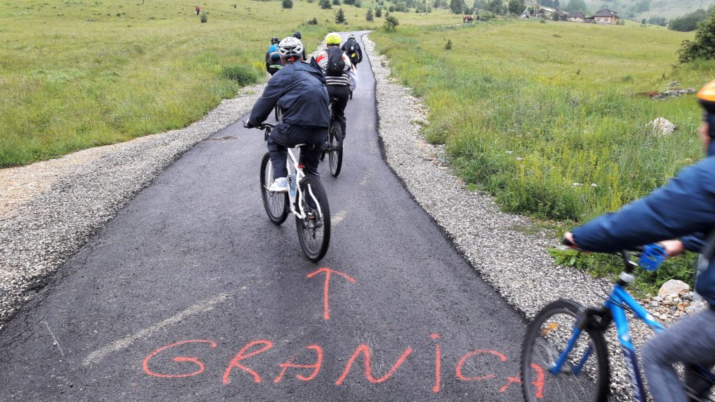 Prema prirodnoj granici Srbija-Crna Gora, negde iznad zaseoka Guvnište na Kamenoj Gori
