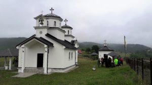 Druženje na Vidovdan u dvorištu manastira u Vruljama