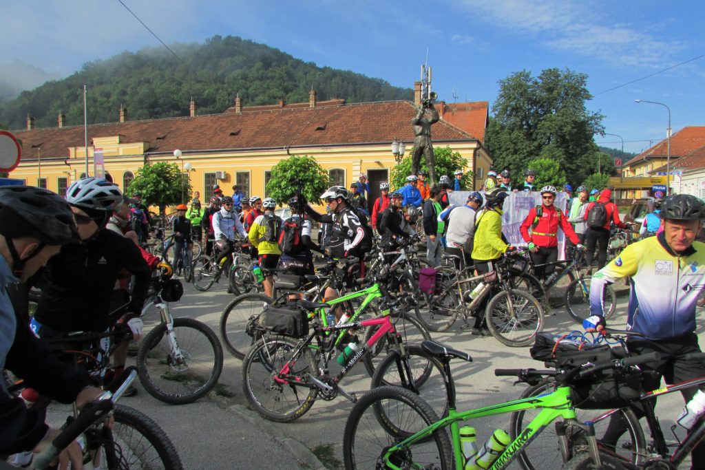 Ispred Spomenika Trubaču u Guči