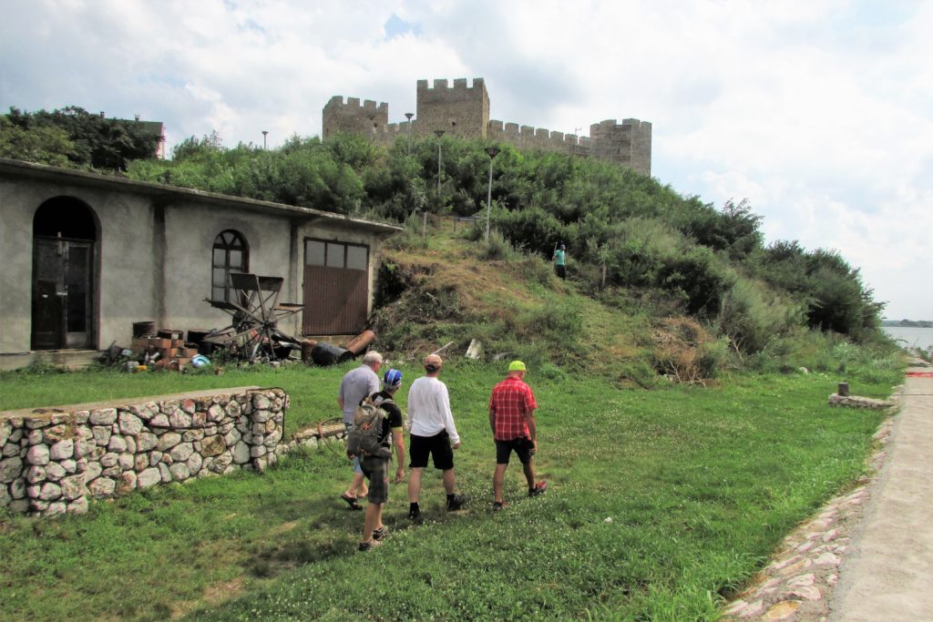 Put nas vodi na brežuljak niznad Dunava na kojem je sagrađena ramska tvrđava
