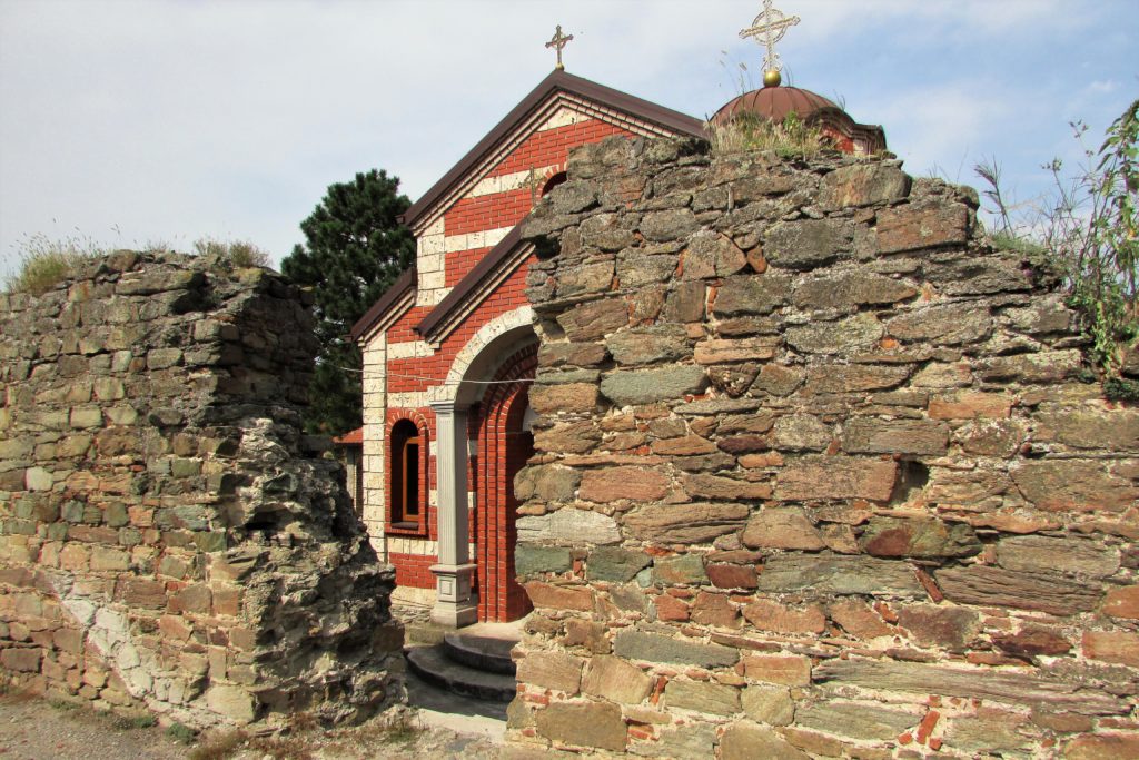 Pravoslavna crkva iza zidina karavan-saraja u Ramu