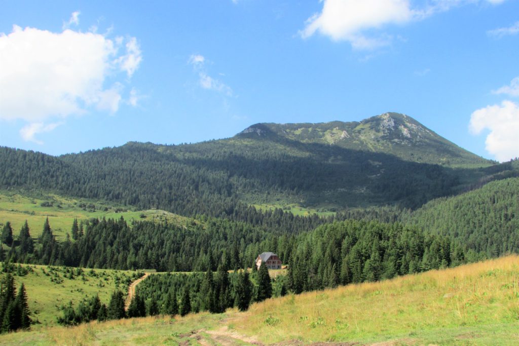 U daljini: planinarski dom "Ahmica" u izgradnji