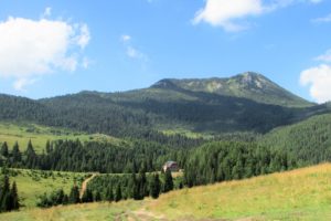 U daljini: planinarski dom "Ahmica" u izgradnji