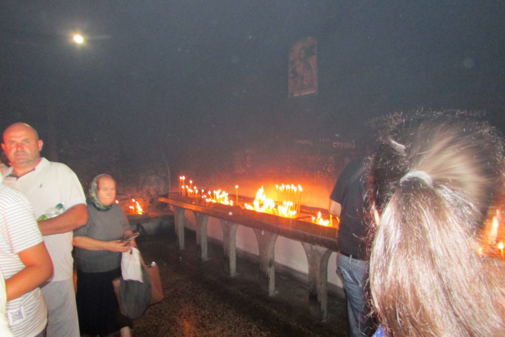 Pećinska prostorija pored Gornjeg manastira Ostrog u kojoj se pale sveće