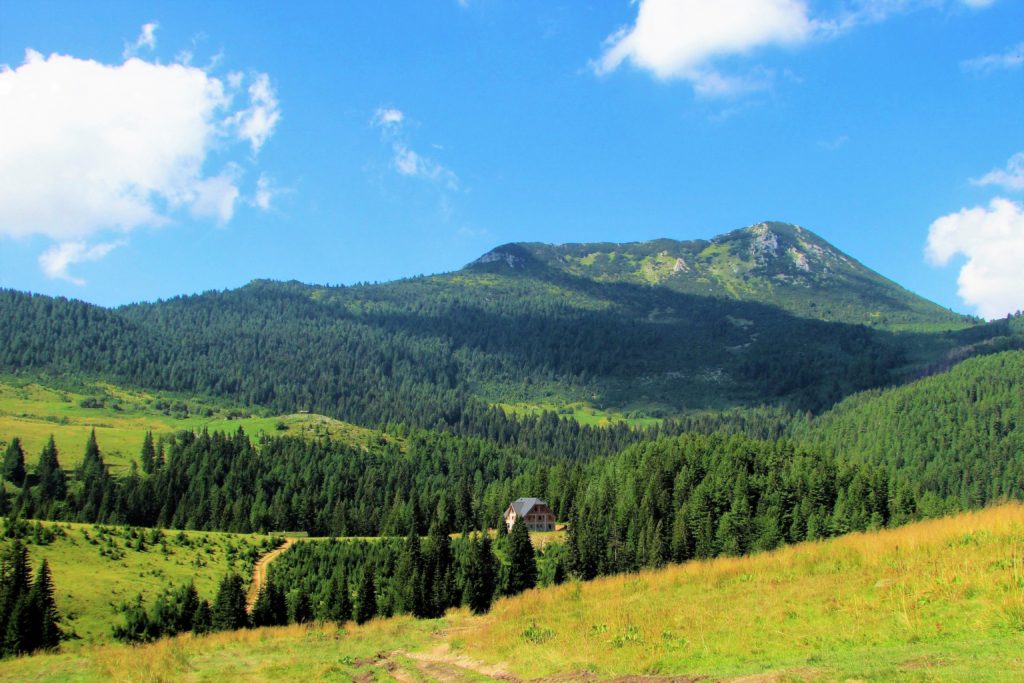 Štedim - u daljini se vidi planinarski dom PD "Ahmica" u izgradnji
