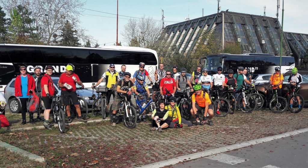 Zajednička fotografija ispred Sportskog centra u Lazarevcu