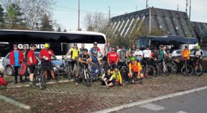 Zajednička fotografija ispred Sportskog centra u Lazarevcu