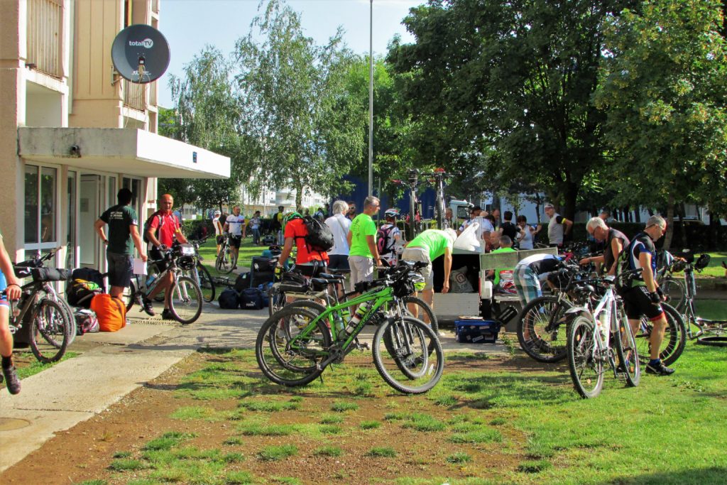 Pripreme za polazak u VIII Čiker mtb maratonski dan, ispred studentskog doma u Podgorici