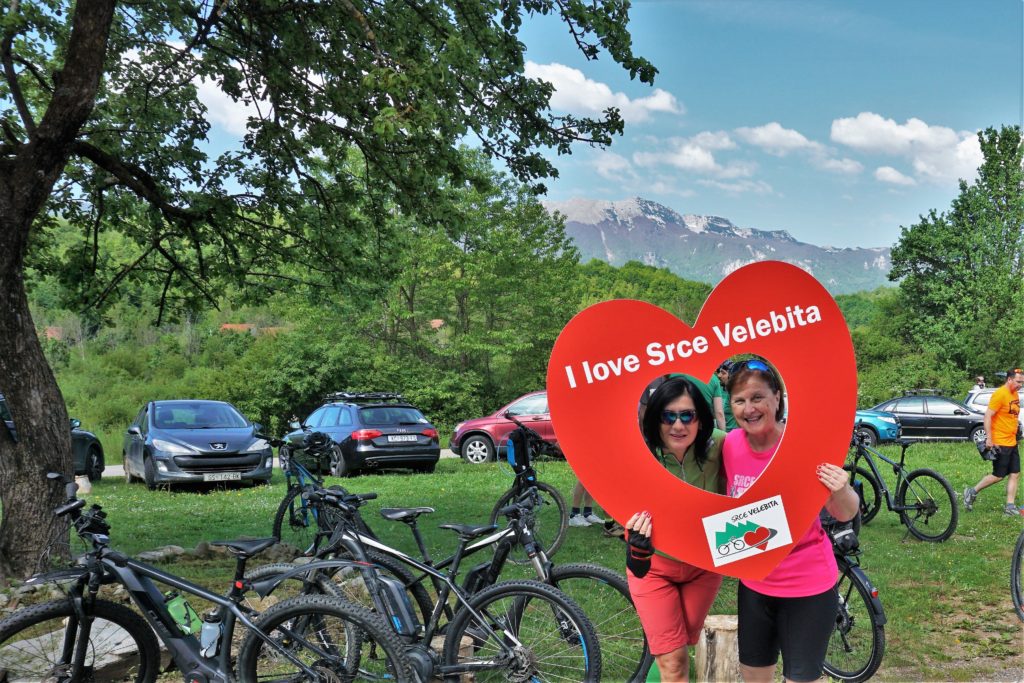 MIrjana i ja u "Srcu Velebita" - iza nas je Sveto brdo, jedan od velebitskih vrhova