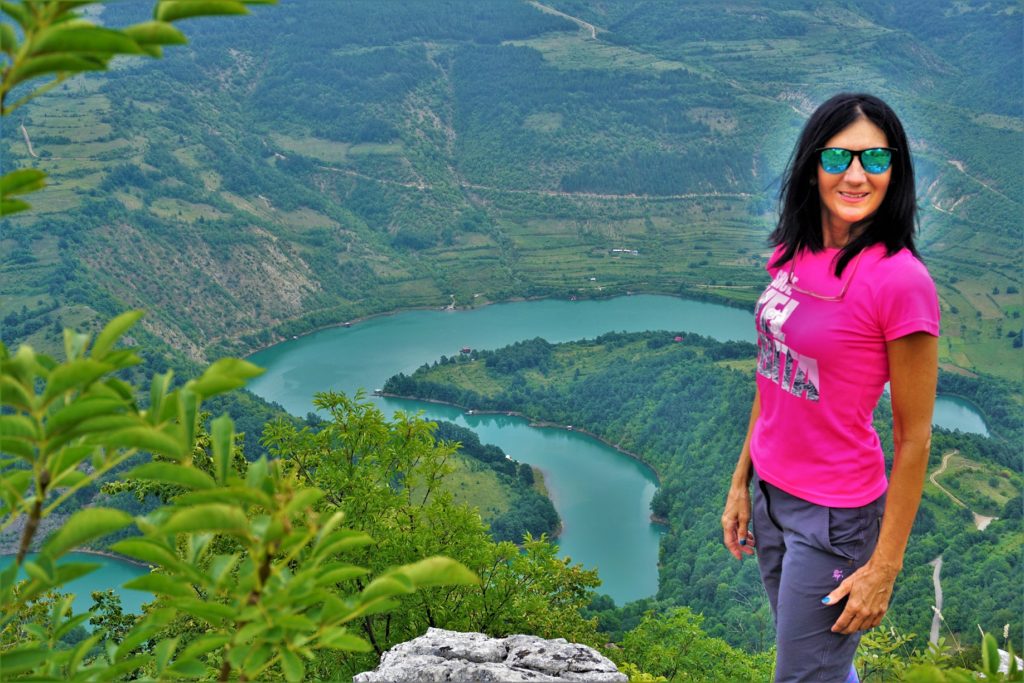 Pogled na Zavojsko jezero i meandre Visočice sa vrha Kozji kamen (1186 mnv)