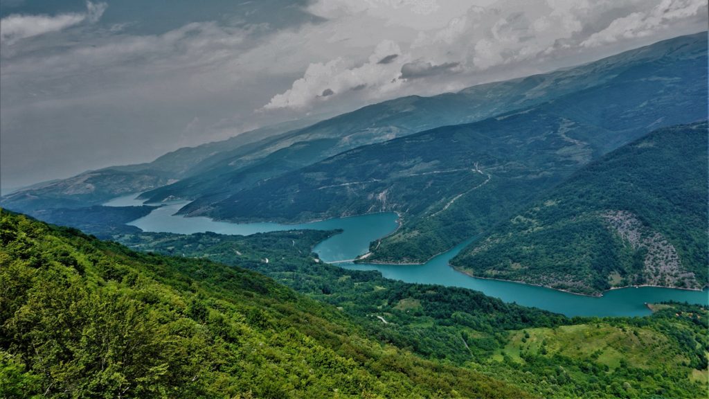 Pogled na Zavojsko jezero i meandre Visočice sa vrha Kozji kamen (1180 mnv)