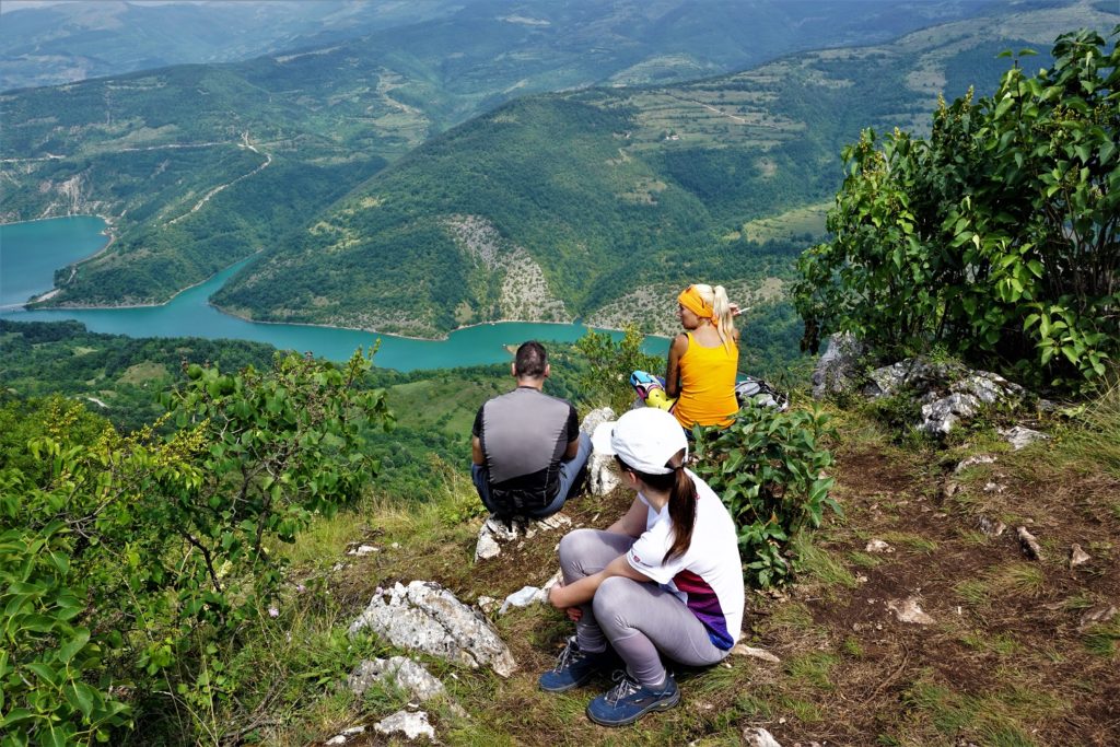 Vidikovac i vrh Kozji kamen, i pogled na Zavojsko jezero i meandre Visočice