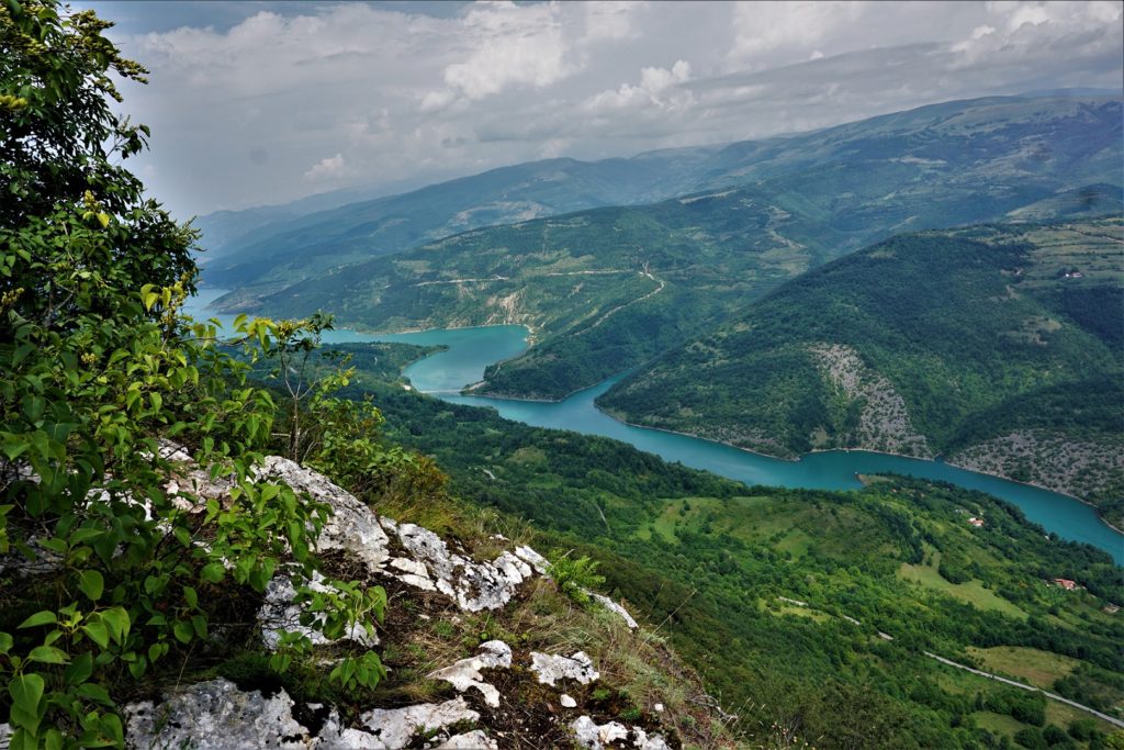 Vidikovac i vrh Kozji kamen, i pogled na Zavojsko jezero i meandre Visočice