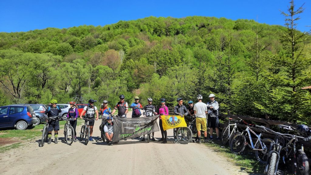 Mtb-ekipa na startu vožnje u Vinatovači, srcu Južnog Kučaja