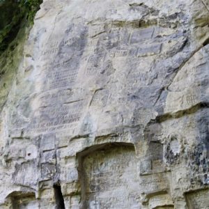 Uklesani natpisi na isposnici koji govore o posetama crkvenih velikodostojnika i boravku jeromonoha-isposnika