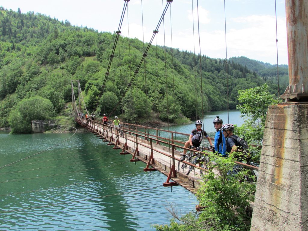 Žičani most u Puljcima, preko Zlatarskog jezera