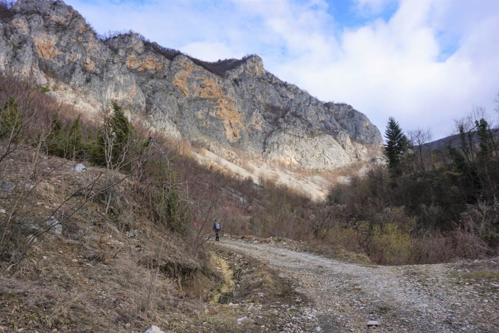 Postenje - stene Sokolovine na ulasku u klisuru Rudne reke