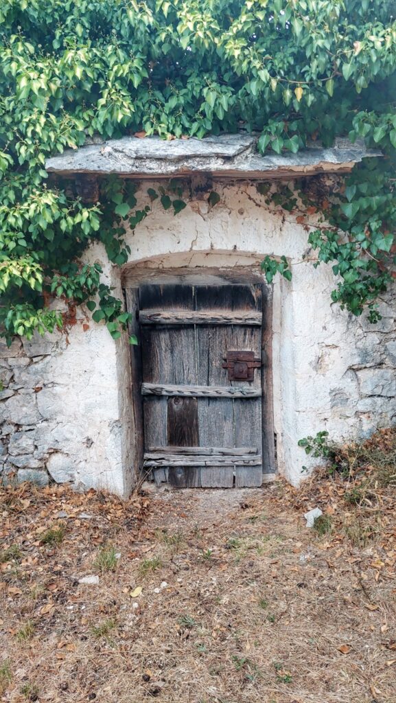 Ulaz u dvorište crkve Sv Petra i Pavla, selo Ošanjići, Hercegovina