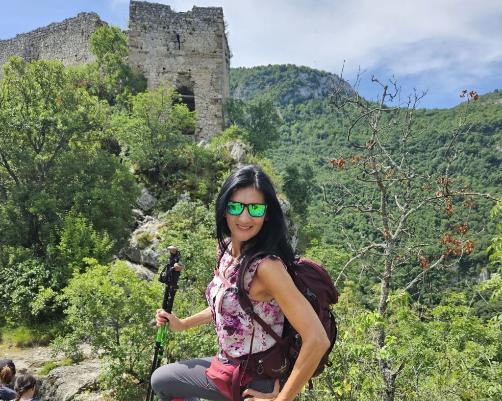 U pozadini - ostaci srednjovekovnog grada Sokograd iznad Sokobanje