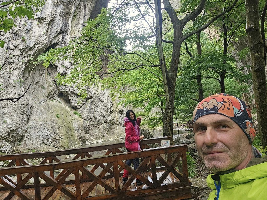 Velika prerast u kanjonu Vratne (Istočna Srbija) i mostić preko reke