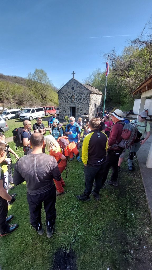 Druženje planinara ispred crkvice Sv Nikola u Rečici