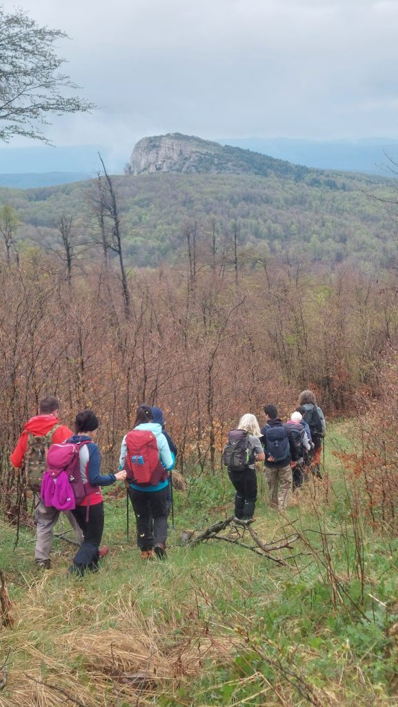 U daljini se vidi vrh Veliki Lisac (Četiri Asa) 1111 m 