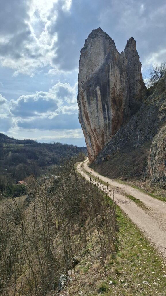 "Srpski Kolorado" - stene u klisuri Temštice, na putu za vidikovac Tumbu, dalje prema Toplom Dolu